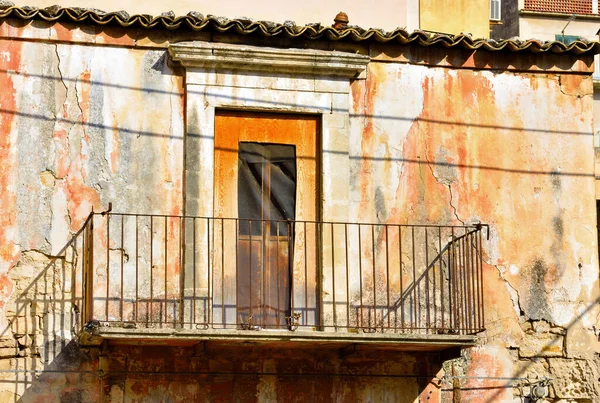 Sicilya İtalya 'daki tarihi yapıya bir göz atalım.