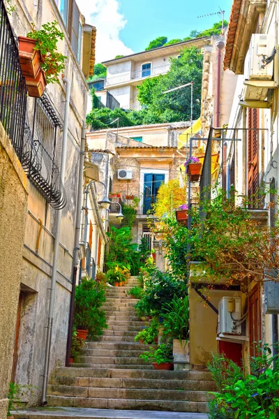 モディカシチリア島の歴史的建造物を垣間見るイタリア — ストック写真