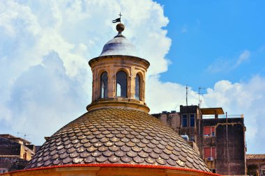 Sicilya İtalya 'daki tarihi yapıya bir göz atalım.