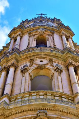 Modica Sicilya şehrinin barok San Giorgio katedrali.
