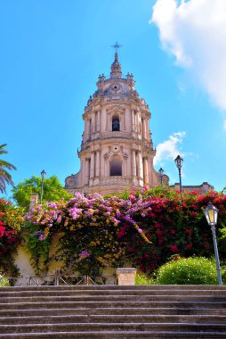Modica Sicilya şehrinin barok San Giorgio katedrali.