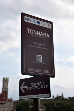 Turist tabelasına göre tarihi bir tuzak var. 26 2018 Porto Palo di Capo Passero İtalya