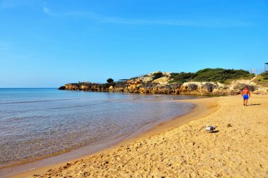 Punta Braccetto plajında gün batımı, ragusa, Sicilya, İtalya