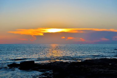 Punta Braccetto plajında gün batımı, ragusa, Sicilya, İtalya
