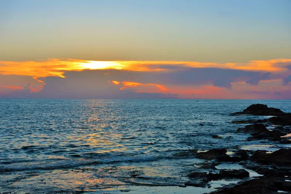 Punta Braccetto plajında gün batımı, ragusa, Sicilya, İtalya