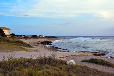 Punta Braccetto plajında gün batımı, ragusa, Sicilya, İtalya