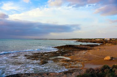 Punta Braccetto plajında gün batımı, ragusa, Sicilya, İtalya
