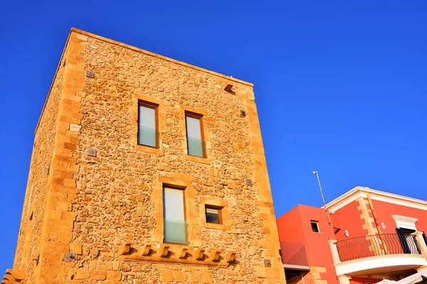 意大利拉古萨省Casa Montalbano附近的Torre Scalambra以其著名的电视连续剧Punta Secca的所在地而闻名 — 图库照片