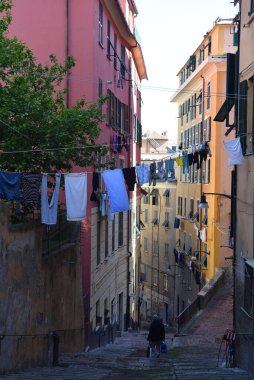 Cenova İtalya 'nın tarihi merkezinde meleklerin yükselişi