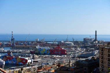 Limanın, şehrin ve fenerin panoraması 08 Mayıs 2021 Cenova İtalya