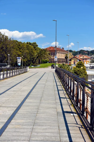 Ligurian köyünün sahil geçidi 17 Mayıs 2021 Albissola Marina İtalya