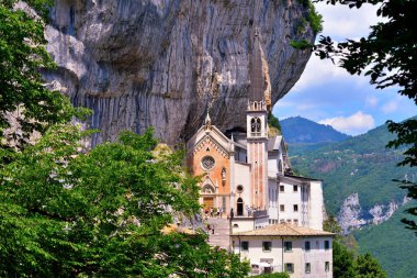 Birçok turist ve hacı için Madonna della Corona sığınağı 27 Haziran 2021 Ferrara di monte baldo (VR) İtalya