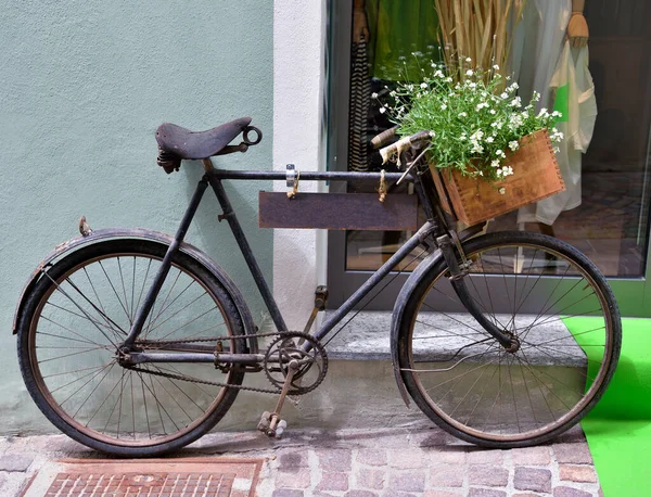 Велосипед Вуличні Меблі Історичному Центрі Чіуса Альто Адіж Італія — стокове фото