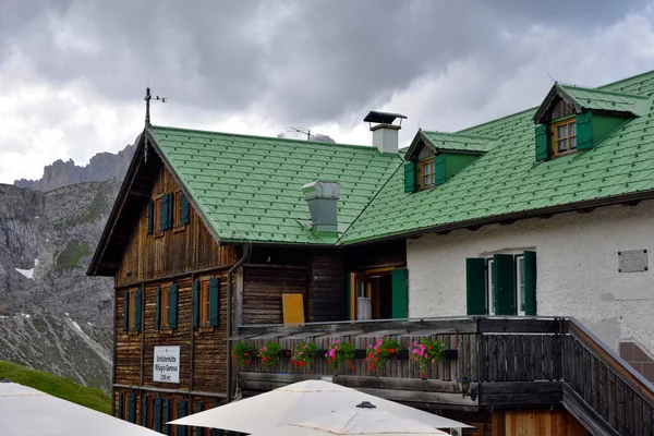 Die Genova Hütte Erbaut 1898 Liegt Der Alpinen Prärie Auf — Stockfoto