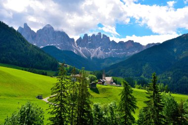 Odle-Puez Doğal Parkı Val di Funes Dolomitleri İtalya 'da