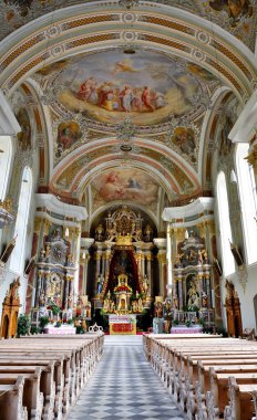 Aziz Peter ve Paul Kilisesi, 24 Haziran 2021 'de İtalya' nın Barok tarzında San Pietro köyünde yer alan bir kilisedir.