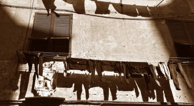 Ceneviz 'in tarihi merkezinde asılı giysiler