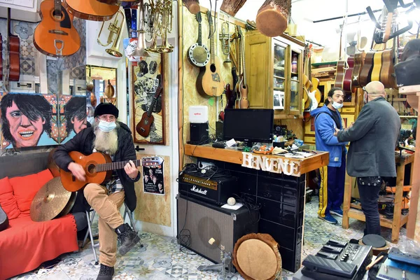 기능공 기타와 악기를 수리하는 역사적 중심지 2021 제노바 이탈리아 — 스톡 사진