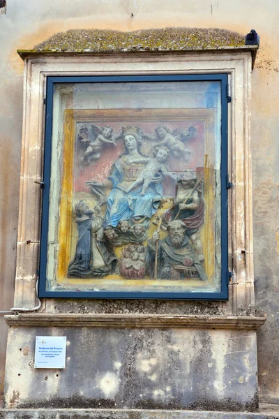 역사적으로 이탈리아의 라구사 중심부에 종교적 장식용 — 스톡 사진