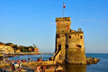 2021 Ağustos 'unda Bogliasco İtalya' nın küçük Ligurian köyünde hamamlar ve turistler