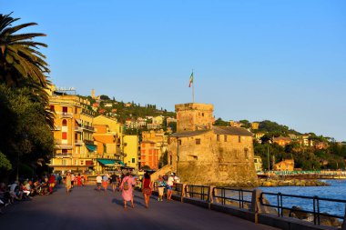 2021 Ağustos 'unda Bogliasco İtalya' nın küçük Ligurian köyünde hamamlar ve turistler