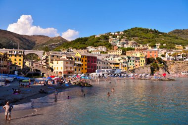 2021 Ağustos 'unda Bogliasco İtalya' nın küçük Ligurian köyünde hamamlar ve turistler
