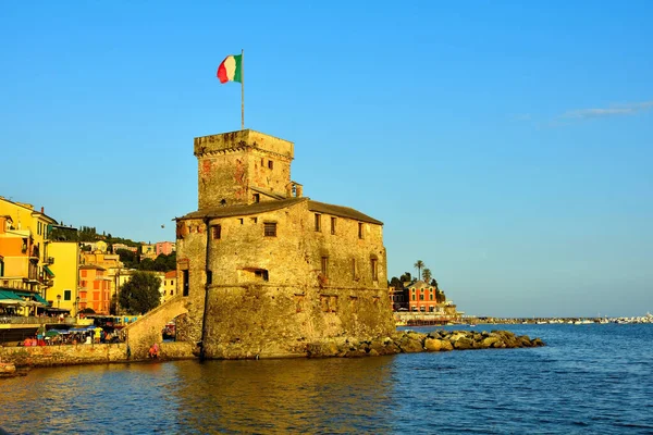 Bañistas Turistas Playa Del Pequeño Pueblo Liguria Agosto 2021 Bogliasco — Foto de Stock