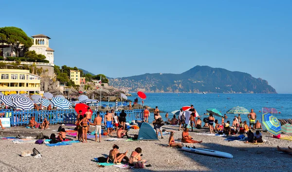 Banhistas Turistas Praia Pequena Aldeia Ligúria Agosto 2021 Bogliasco Itália — Fotografia de Stock