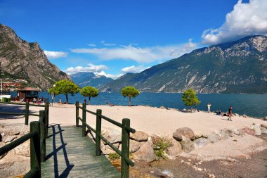 Yüzme ve turistlerle dolu göl ve sahil manzarası 28 Ağustos 2021 Limone sul garda İtalya