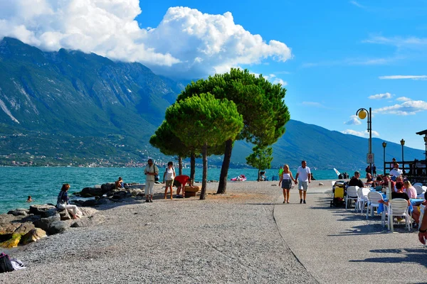 遊歩道とバスや観光客と湖とビーチの景色28 8月2021 Limone Sul Garda Italy — ストック写真