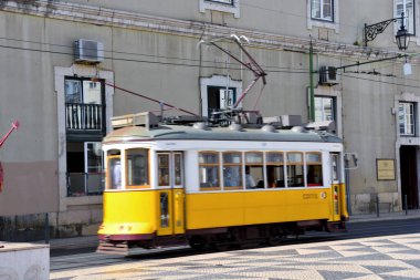 Klasik tarzıyla tanınan ünlü Tram 28, 30 Mayıs 2025 Lizbon Portekiz, Alfama ve Graa gibi Lizbon 'un tarihi mahallelerinde manzaralı bir yol izler.