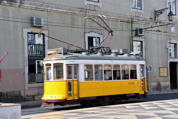 Klasik tarzıyla tanınan ünlü Tram 28, 30 Mayıs 2025 Lizbon Portekiz, Alfama ve Graa gibi Lizbon 'un tarihi mahallelerinde manzaralı bir yol izler.