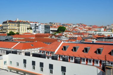 Baixa bölgesinin çatılarını gören Rua Augusta 'nın hava manzarası.