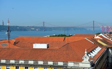 Tagus Nehri ve 25 de Abril Köprüsü ile panoramik manzara Lizbon Portekiz 'i vurguluyor