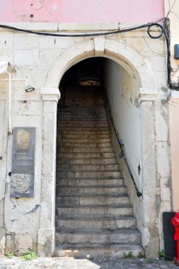 Lizbon, Portekiz 'deki Arco da Conceio. Eski bir şehir kapısı ve şehrin tepelerinden birine çıkan bir merdiven..