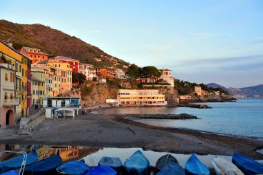 Deniz kıyısındaki tipik bir Ligurian köyünde renkli evler Bogliasco Genoa