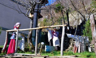 Pentema doğum sahnesi, köydeki günlük yaşam anları, maksimum gerçekçilikle yeniden inşa edildiğinde, İsa 'nın doğuşu atmosferini çiftlikler, kemerler ve dar sokaklar arasında, İtalya' da hayata geçirir.