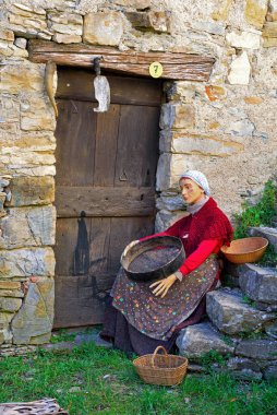 Pentema doğum sahnesi, köydeki günlük yaşam anları, maksimum gerçekçilikle yeniden inşa edildiğinde, İsa 'nın doğuşu atmosferini çiftlikler, kemerler ve dar sokaklar arasında, İtalya' da hayata geçirir.