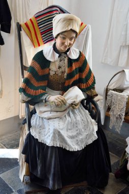 Pentema doğum sahnesi, köydeki günlük yaşam anları, maksimum gerçekçilikle yeniden inşa edildiğinde, İsa 'nın doğuşu atmosferini çiftlikler, kemerler ve sokaklar arasında, 07 Ocak 2026 Pentema İtalya