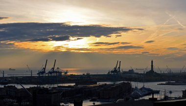Cenova limanı ve deniz feneri Castelletto Esplanade İtalya 'dan görüldü.