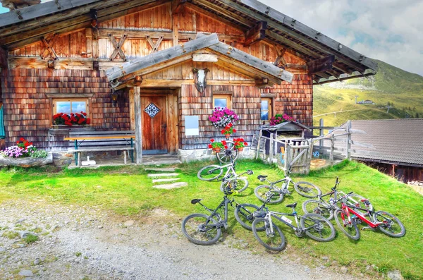 산악 자전거는 언덕에서 — 스톡 사진