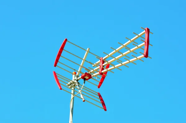 Anteny telewizyjnej w błękitne niebo — Zdjęcie stockowe