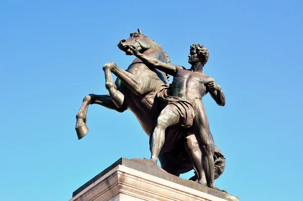 Bronze horse tamer in front of Austrian Parliament — Stock Photo, Image