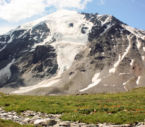 Βουνό με χιόνι μάτι. Βουνά του Αλτάι. — Φωτογραφία Αρχείου