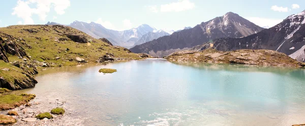 Lago nas montanhas de Altai. Semiozerye — Fotografia de Stock