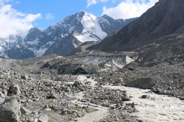Beluha dağın ve buzul altında.  