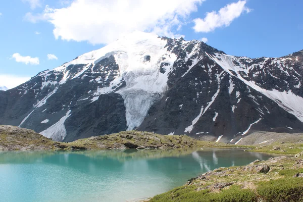 Montanha com olho de neve e lago nas montanhas de Altai . — Fotografia de Stock