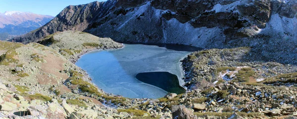 Lago Duchinski nas montanhas do Cáucaso . — Fotografia de Stock