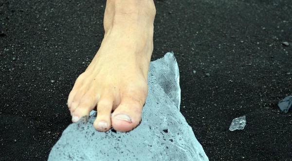 Buz üstünde yalınayak