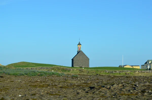 En steinkirke i åsene – stockfoto